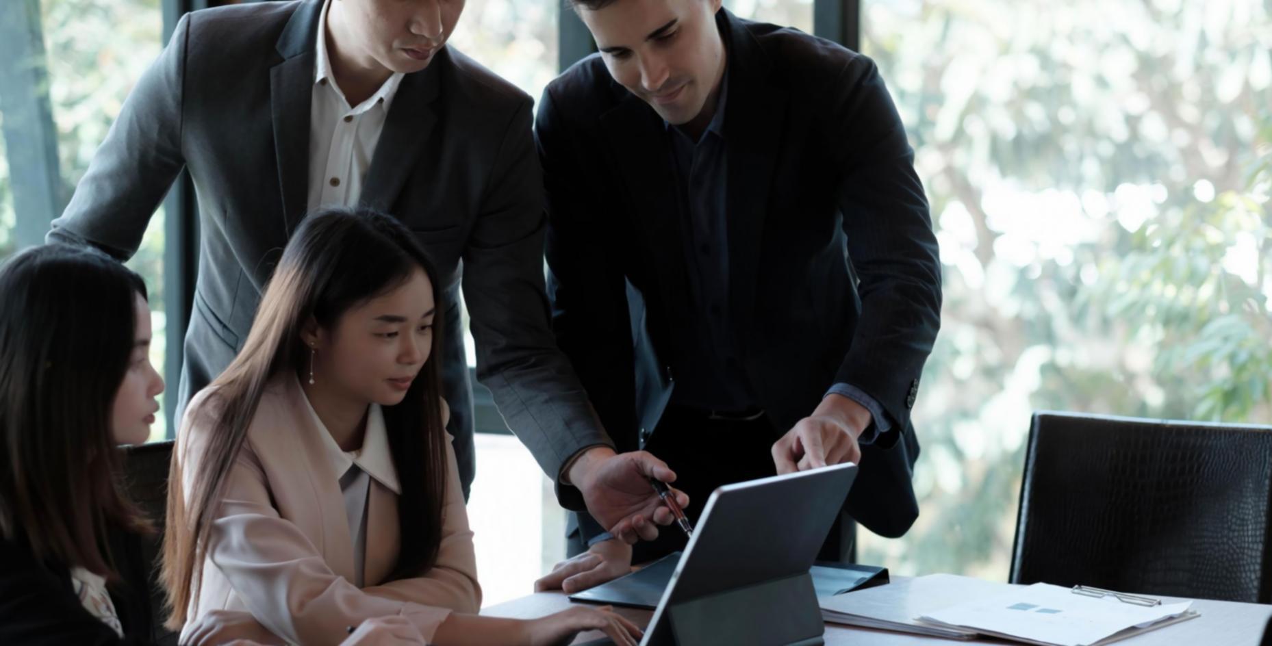 Detaillierte Budgetanalyse auf einem Schreibtisch