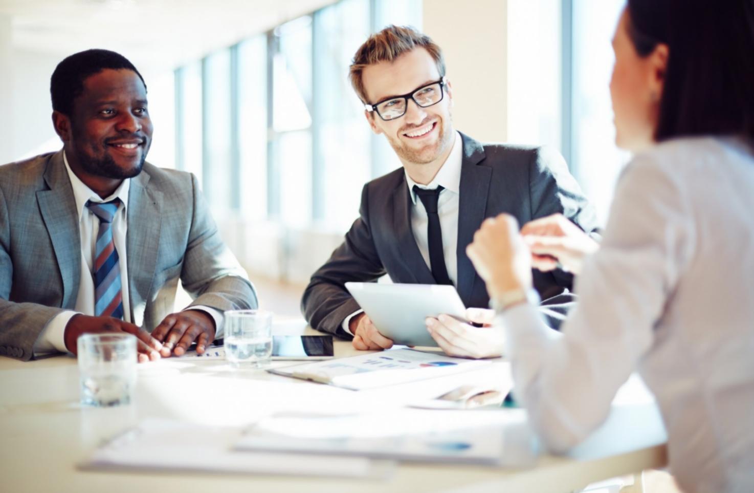 Team bei der gemeinsamen Arbeit an Budgetstrategien